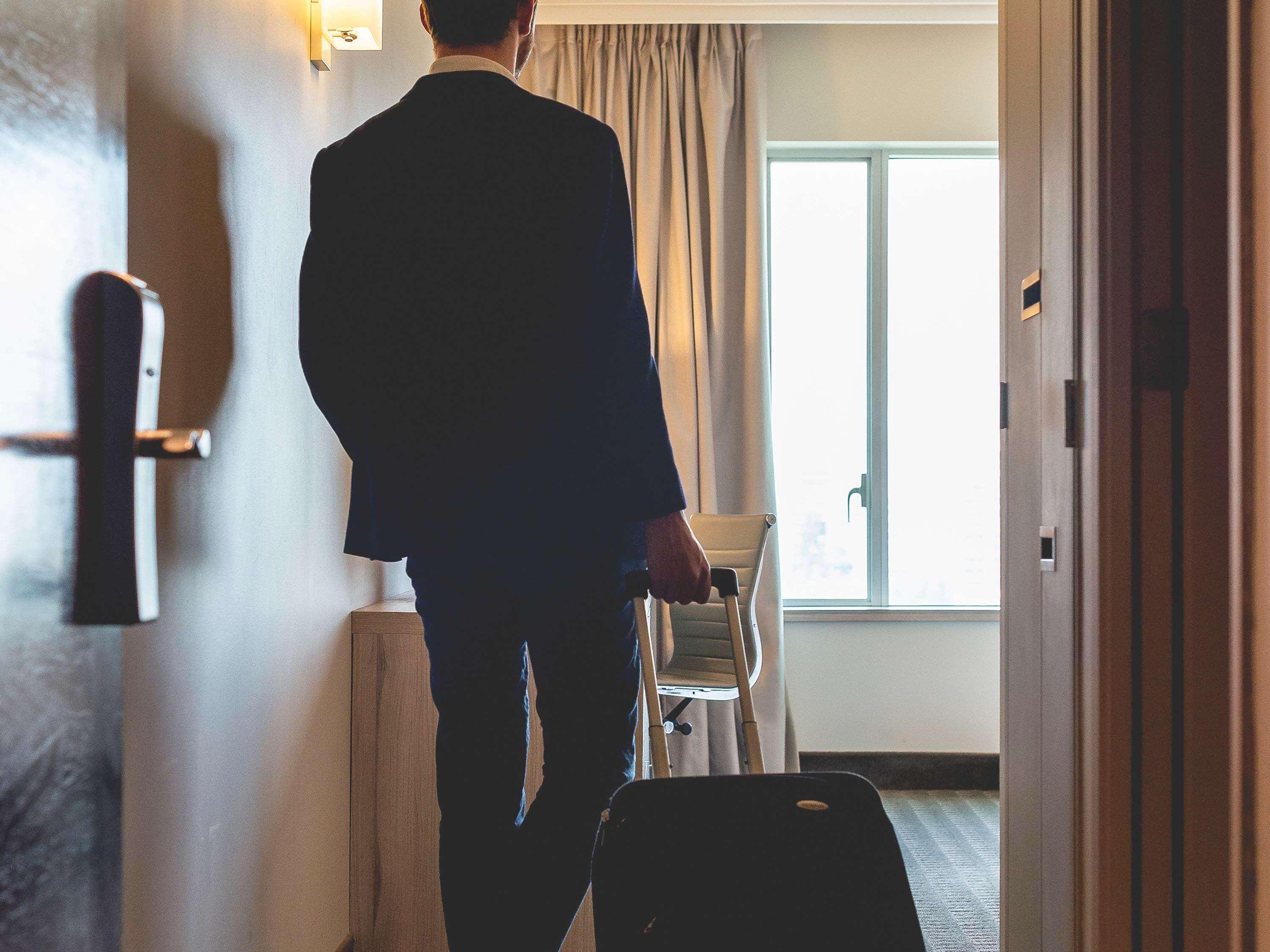 Pullman Santiago Vitacura Extérieur photo A bellboy entering a hotel room