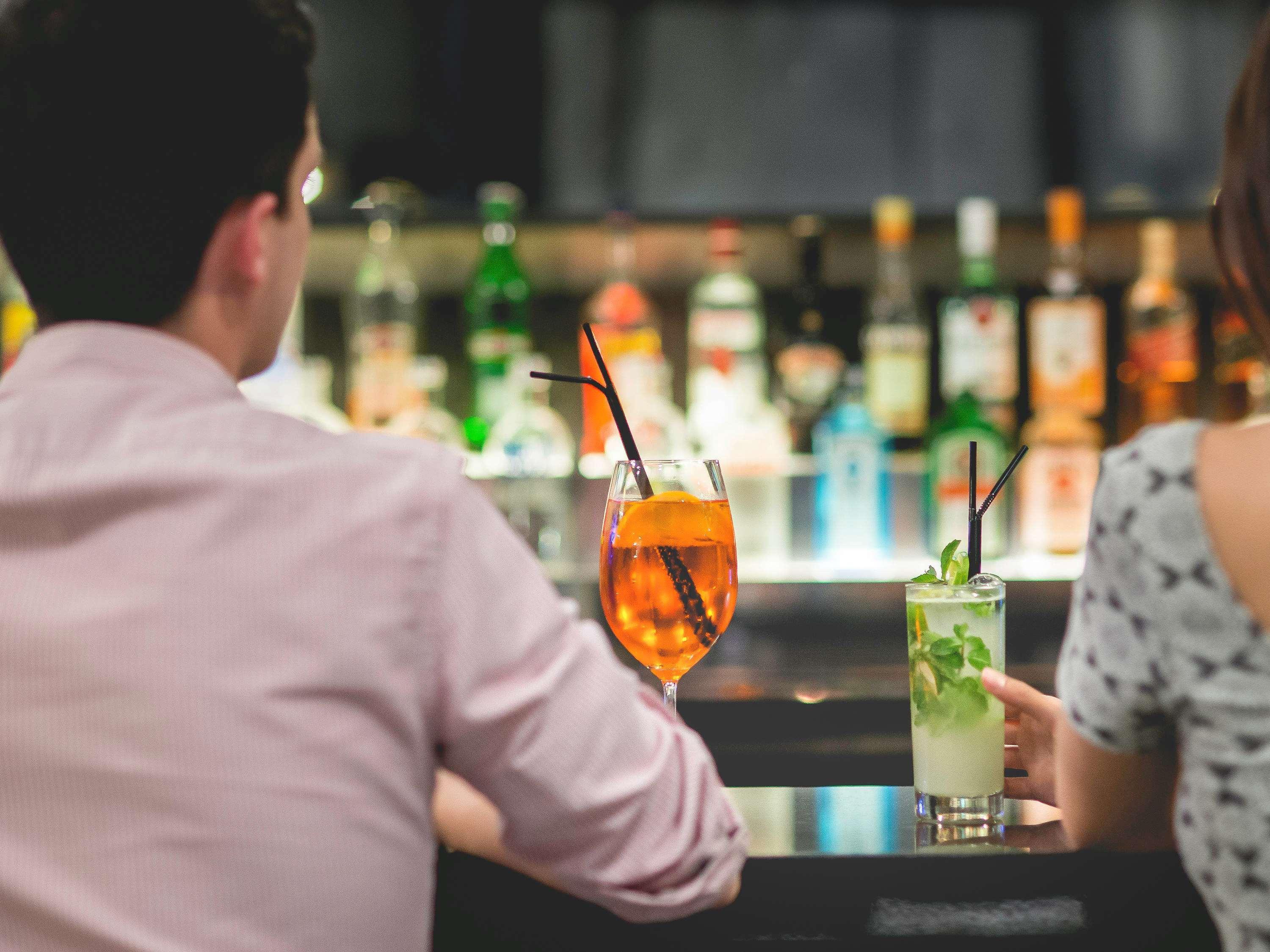 Pullman Santiago Vitacura Extérieur photo A couple drinking cocktails at a bar