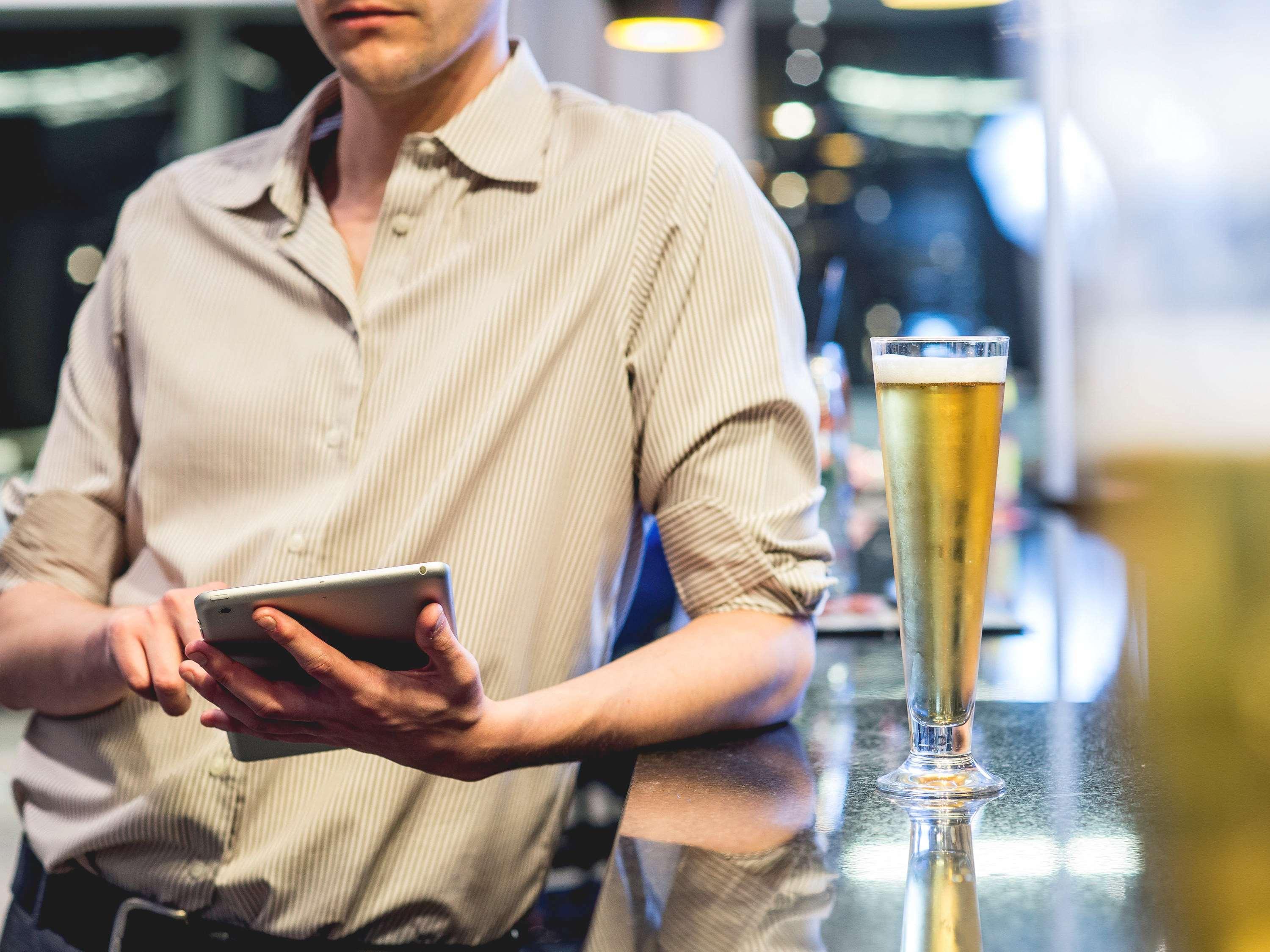 Pullman Santiago Vitacura Extérieur photo A bartender using a tablet computer