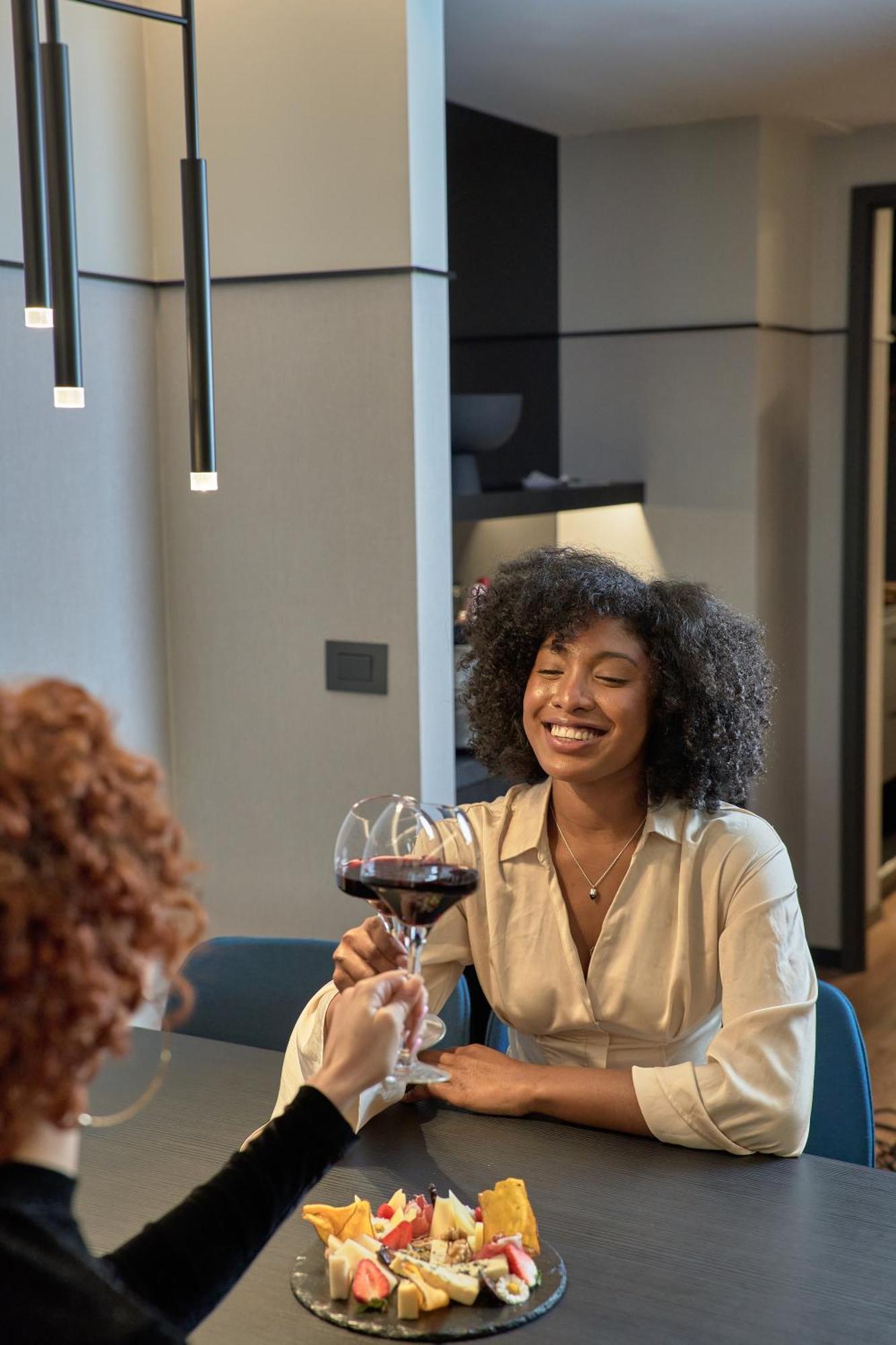 Pullman Santiago Vitacura Extérieur photo A woman with a glass of wine
