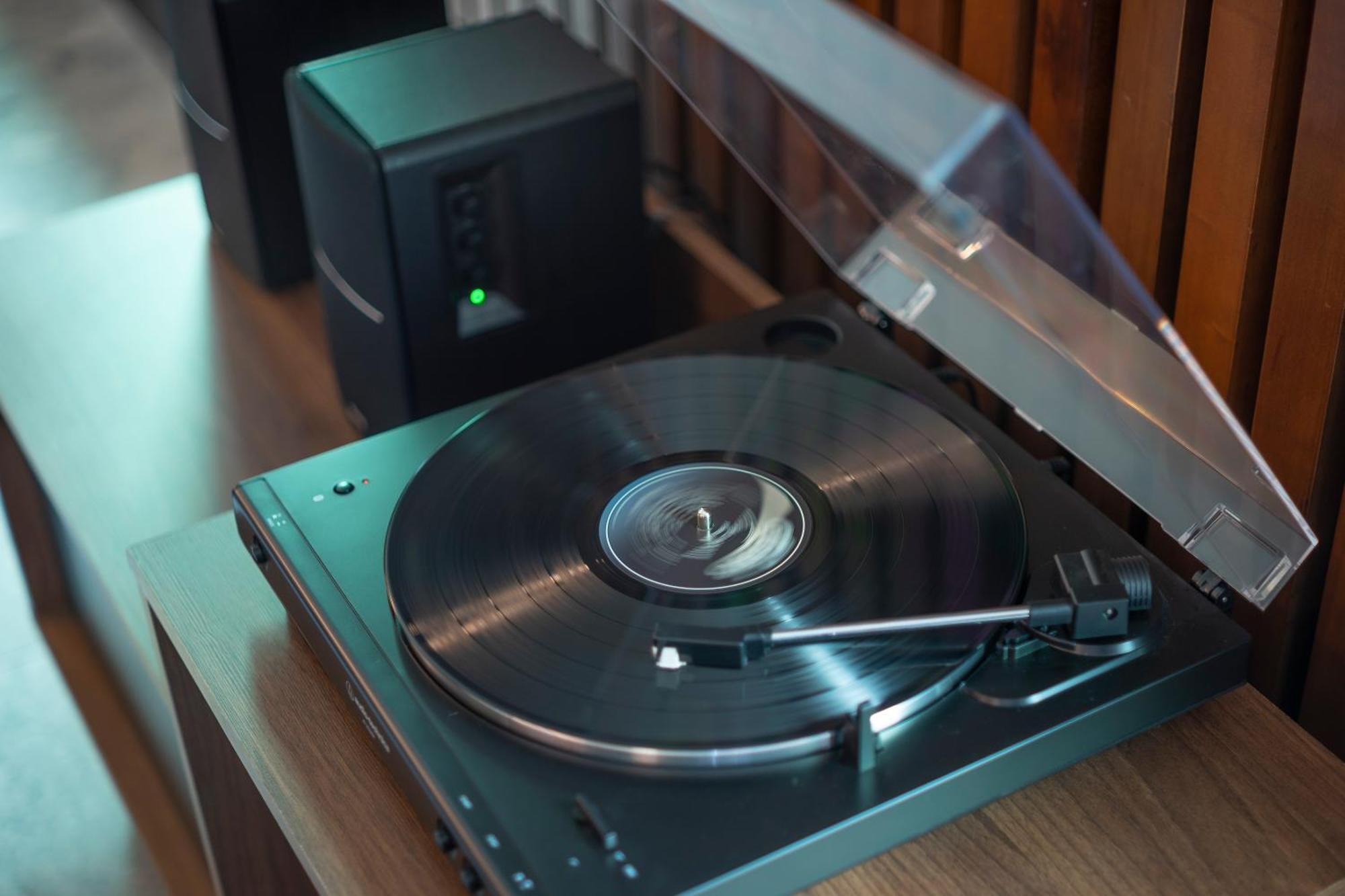 Pullman Santiago Vitacura Extérieur photo A record player