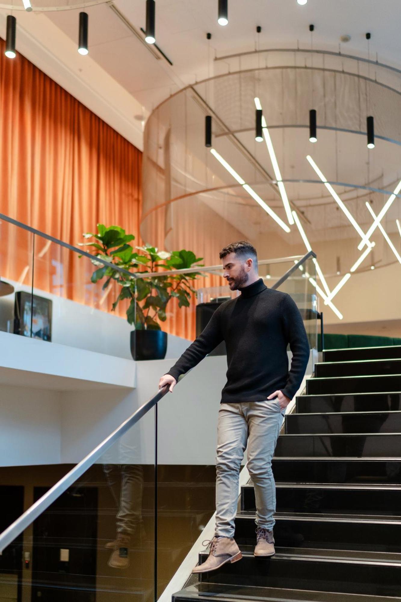 Pullman Santiago Vitacura Extérieur photo A man wearing a turtleneck