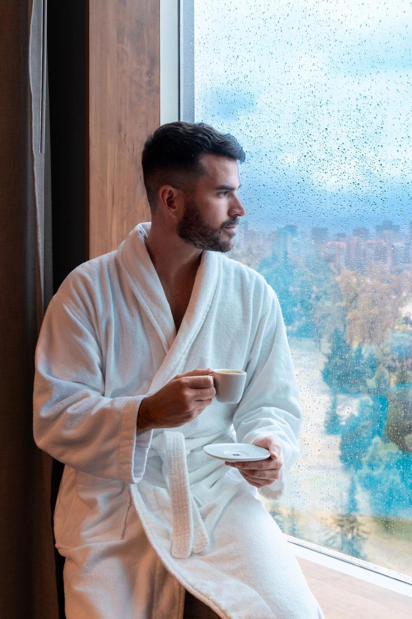 Pullman Santiago Vitacura Extérieur photo A man wearing a bathrobe