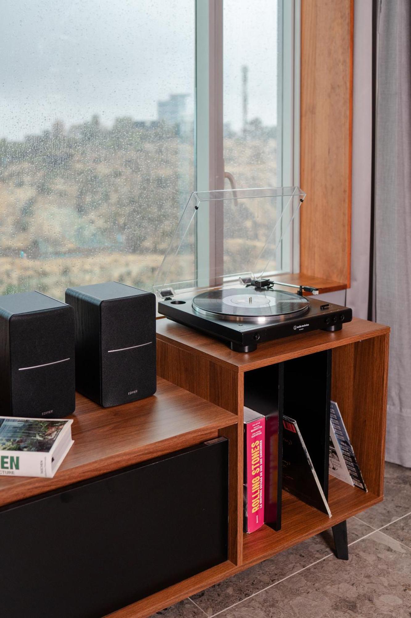 Pullman Santiago Vitacura Extérieur photo A record player