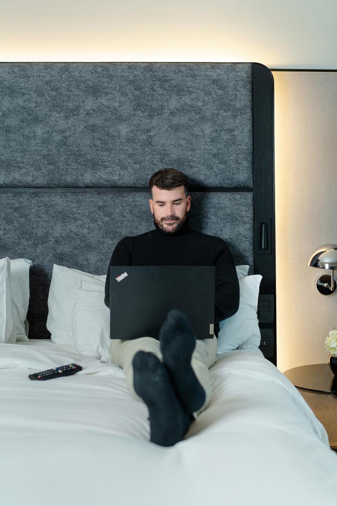 Pullman Santiago Vitacura Extérieur photo A man working from home